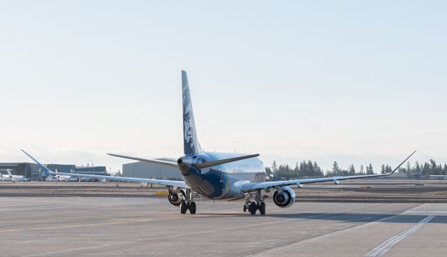Embraer 175 (N647QX)