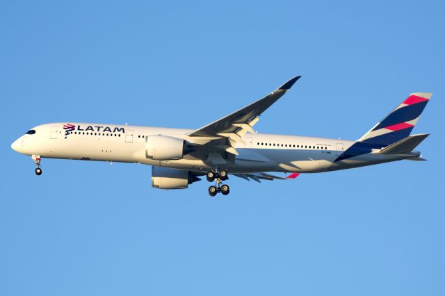 Airbus A350-900 (A7-AMB)