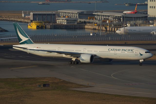 BOEING 777-300ER (B-KPW)