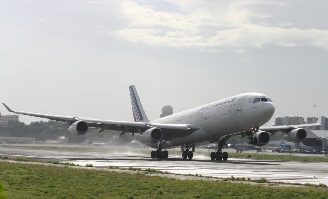 Airbus A340-300 (F-GLZP)