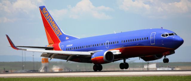 BOEING 737-300 (N391SW) - Touchdown on 35L.