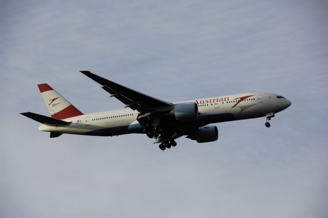 Boeing 777-200 (OE-LPC) - Final Approach to NRT Airport R/W34L on 2012/01/03