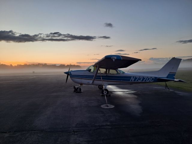 Cessna Skyhawk (N737QC) - Building fog