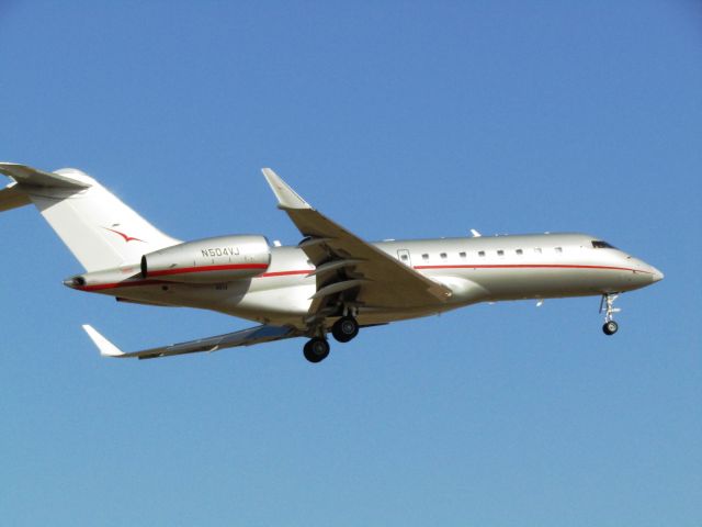Bombardier Global 5000 (N504VJ) - Landing RWY 20R