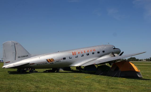 Douglas DC-3 (N33644)