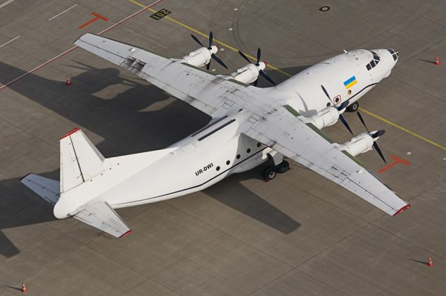 Antonov An-12 (UR-DWI)