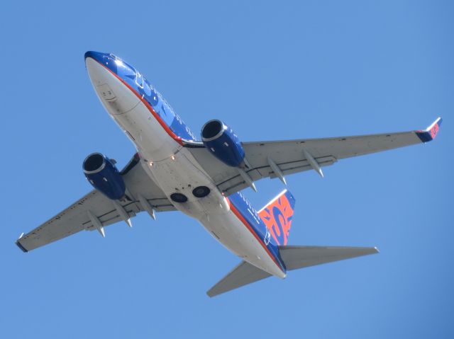 Boeing 737-700 (N714SY) - Climbing out of Rwy 27 at SAN, Jan 2016.