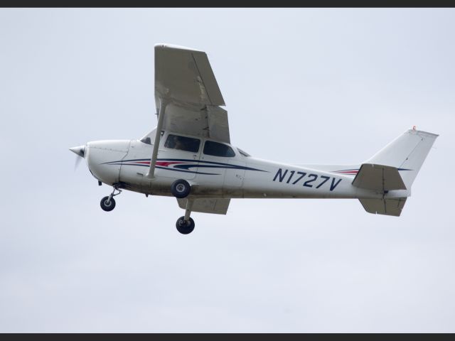 Cessna Skylane (N1727V) - Take off runway 26. 15 JUL 2016.