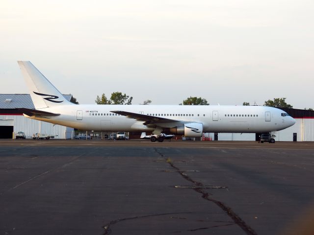 BOEING 767-300 (N637TW)