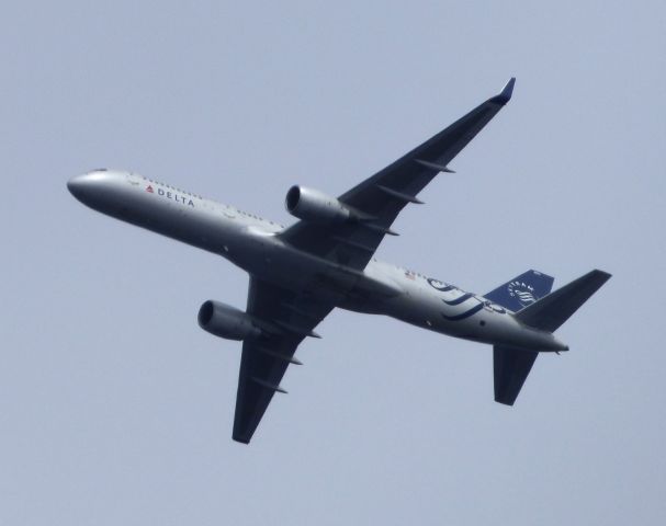 Boeing 737-800 (N381DN) - A Delta Skyteam passing Monmouth Co., NJ minutes before landing April 2018.