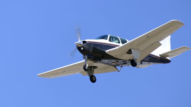 Beechcraft Bonanza (33) (N753B)