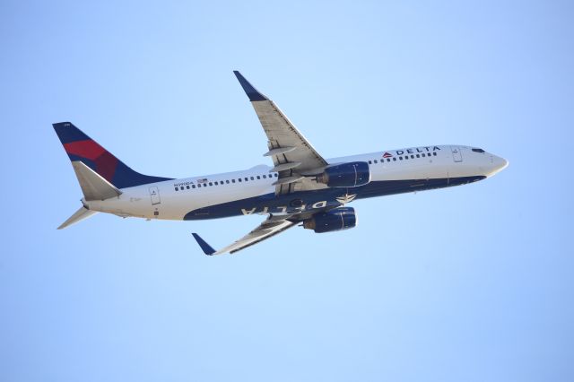 Boeing 737-800 (N390DA)