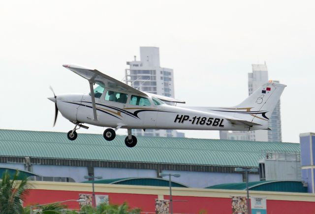 Cessna Skyhawk (HP1185BL)