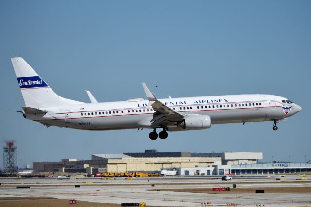 Boeing 737-900 (N75435) - CO Retro jet landing 10-C 0n 03-26-19