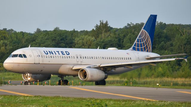 Airbus A320 (N444UA) - United Airlines Airbus A320 taking off on runway 19 for a flight over to Chicago.