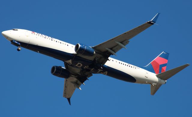 Boeing 737-900 (N850DN) - DELTA 1337 on approach from KPBI. Photo taken on 11/13/2020.