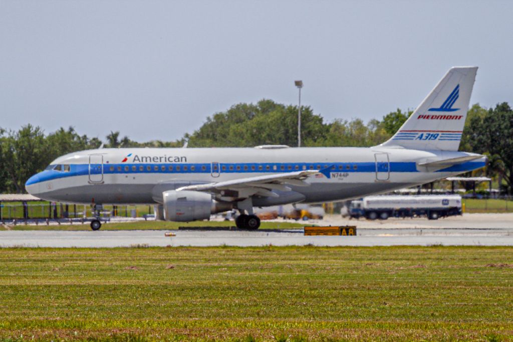 Airbus A319 (N744P)