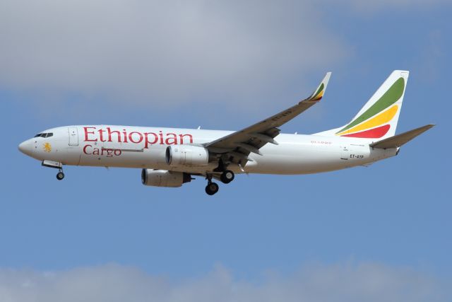 Boeing 737-800 (ET-AYP) - 28/05/2025:br /Cargo flight ADD > TLV, final to runway 21.