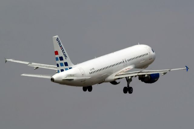 Airbus A320 (LX-STB) - TENERIFE SURbr /01/04/2012br /LX-STB Airbus A320-211br /STU - Strategic Airlines Luxembourg