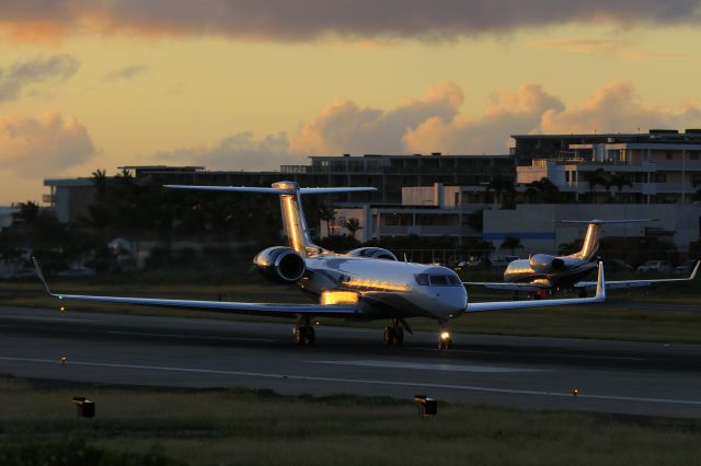 Gulfstream Aerospace Gulfstream V (N50JE) - N50JE departing at Sunset