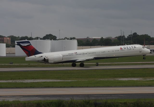 McDonnell Douglas MD-90 (N962DN)