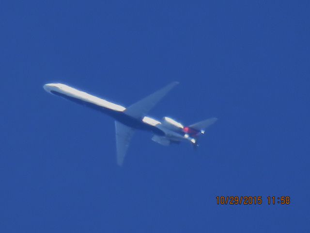 McDonnell Douglas MD-90 (N960DN)