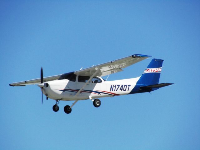 Cessna Skyhawk (N1740T) - Landing RWY 30