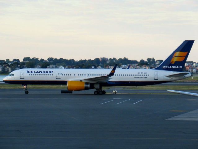 Boeing 757-200 (TF-ISR)