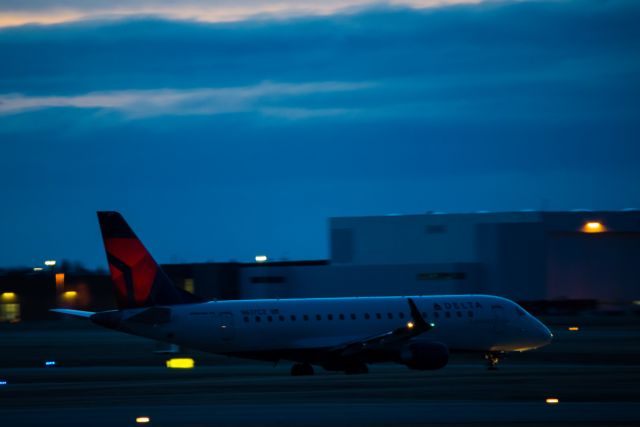 Embraer ERJ 175 (N637CZ)