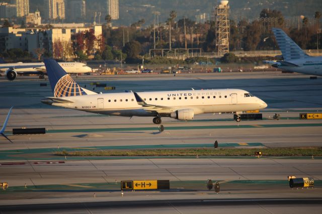 EMBRAER 175 (long wing) (N199SY)