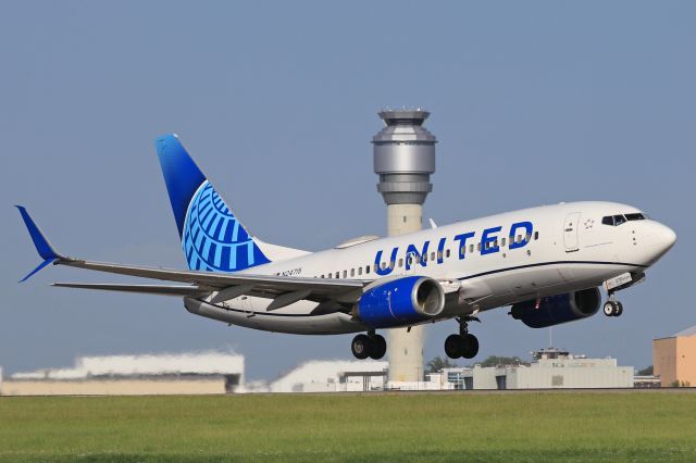 Boeing 737-700 (N24715) - UAL1704 departing RWY 24R bound for Chicago O'Hare Intl – KORD Thursday evening, 16 Jun 2022.