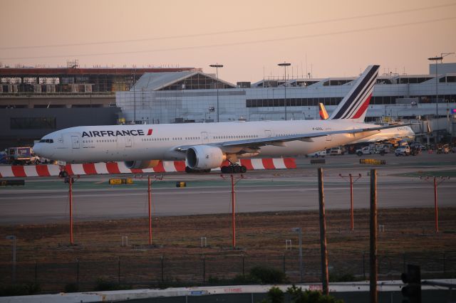 BOEING 777-300ER (F-GSQL)