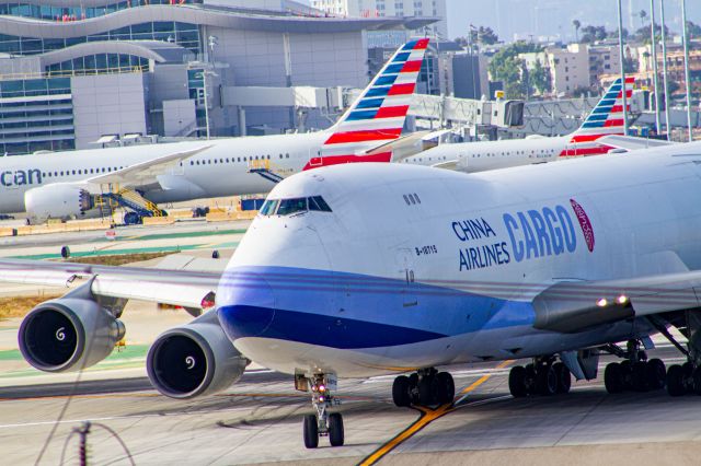 Boeing 747-400 (B-18715)