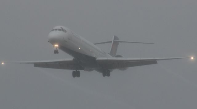 McDonnell Douglas MD-90 (N904DA)