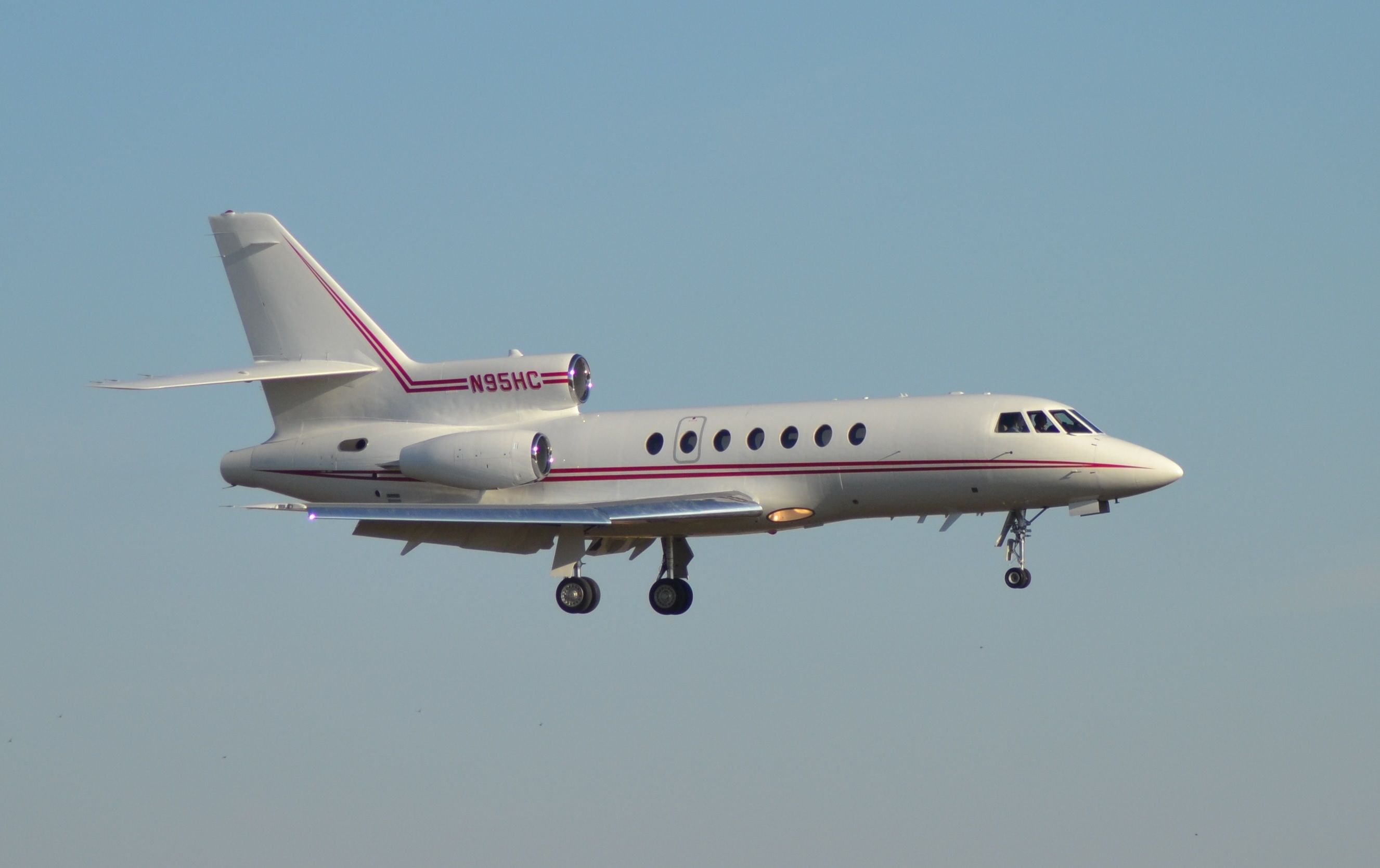 Dassault Falcon 50 (N95HC) - N95HC on final approach to Runway 21 in Sioux Falls SD