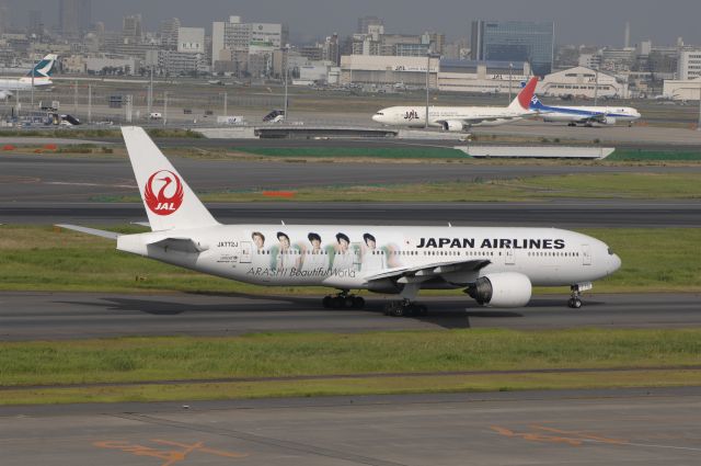 Boeing 777-200 (JA772J) - Taxi at Haneda Intl Airport on 2011/7/25 Arashi Jet (Japanes Musician Group) c/s