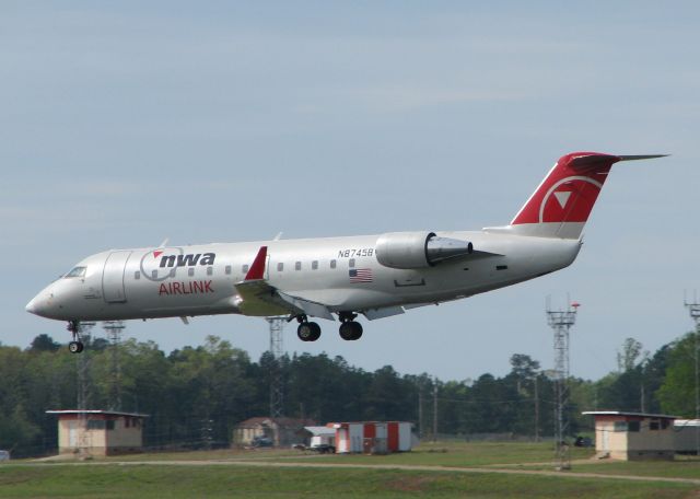 Canadair Regional Jet CRJ-200 (N8745B) - Landing on 14 at Shreveport Regional.