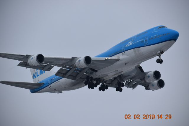 Boeing 747-400 (PH-BFW) - Landing on 28C at KORD.