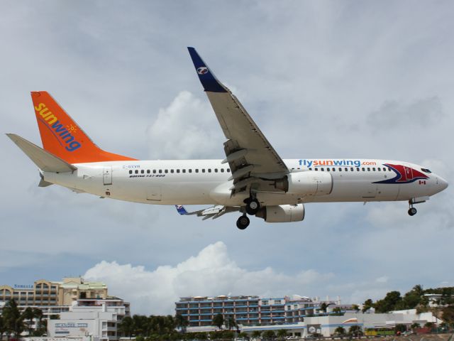 Boeing 737-800 (C-GVVH)