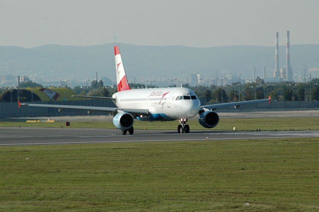 Airbus A320 (OE-LBS) - Line Up runway 16 and wait ....