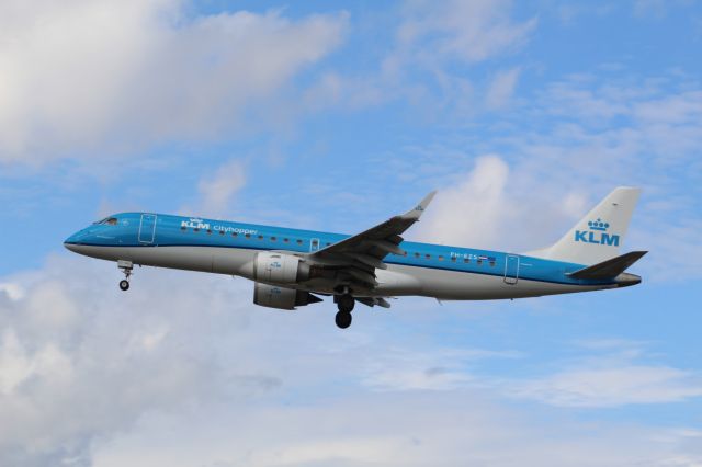 Embraer ERJ-190 (PH-EZS) - Airline:  KLMbr /Plane: E190br /Location: LHR (Myrtle Avenue)br /Date: 04.09.22 (dd/mm/yy)