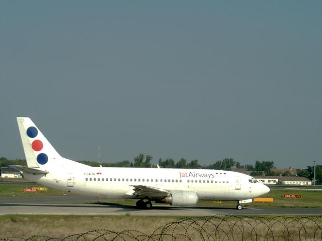 Boeing 737-700 (YU-ADN)