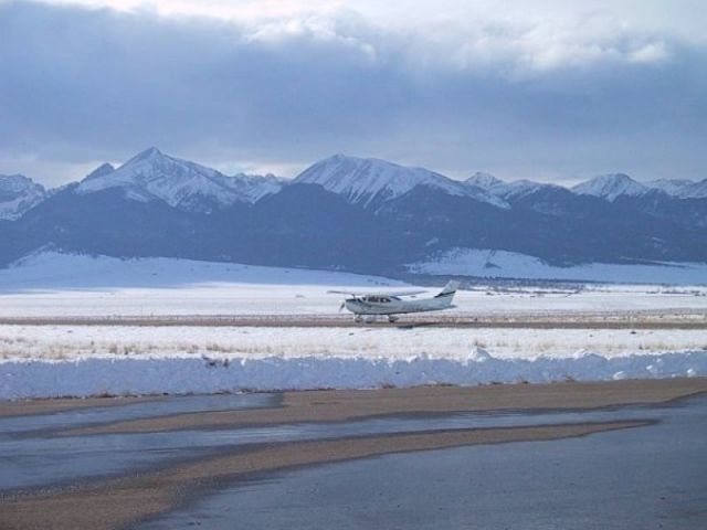 Cessna Skylane (N10662) - Taking off after Christmas 2009 from Silver West Airport, Westcliffe, CO.