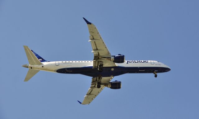 Embraer ERJ-190 (N373JB) - JetBlue Airways Embraer ERJ-190AR N373JB landing in Portland, Maine