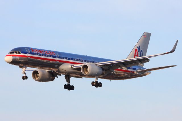 Boeing 757-200 (N189AN) - OLD LIVERY ON THE B757!