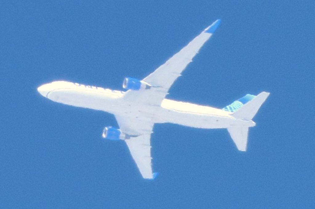 N666UA — - N666UA Boeing B-767 322 United Air Lines. UA958. De London LHR. Vers Chicago ORD. Altitude 11586 Mètres. Vitesse 813 KM/H. Survolant la ville de Lavaltrie QC. Le 07-03-2025 à 13:34.