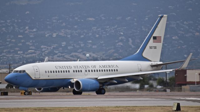 Boeing 737-700 (05-0730) - USAF Boeing C-40C lining up on RWY 17R at Colorado Springs Airport