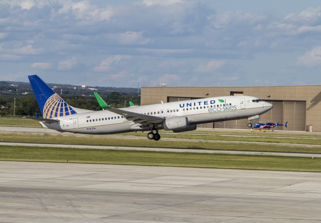 Boeing 737-800 (N76516) - Eco-Skies heading out.