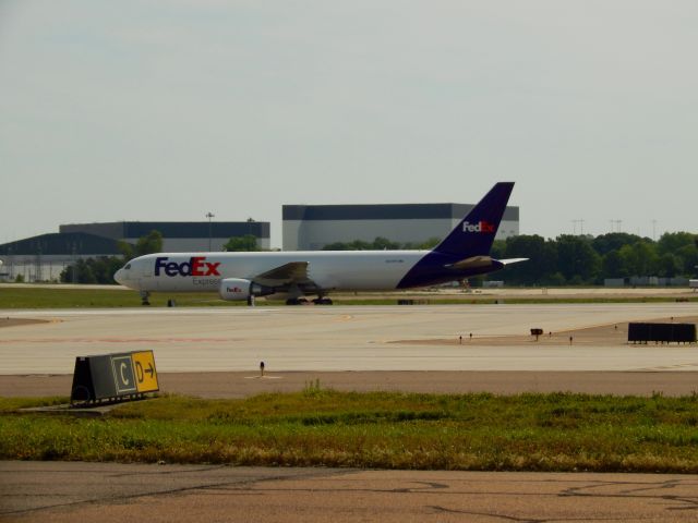 N101FE — - N101FE taxis back after its early morning flight from KBOS on 3 May 2015. 