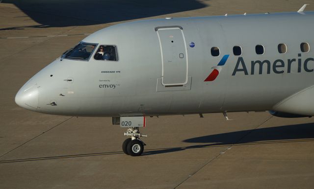 Embraer 170/175 (N220NN)